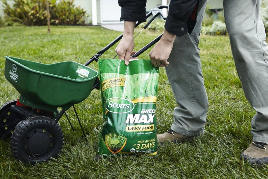 6 Best Lawn Fertilizers - Make The Neighborhood Envy Your Lawn