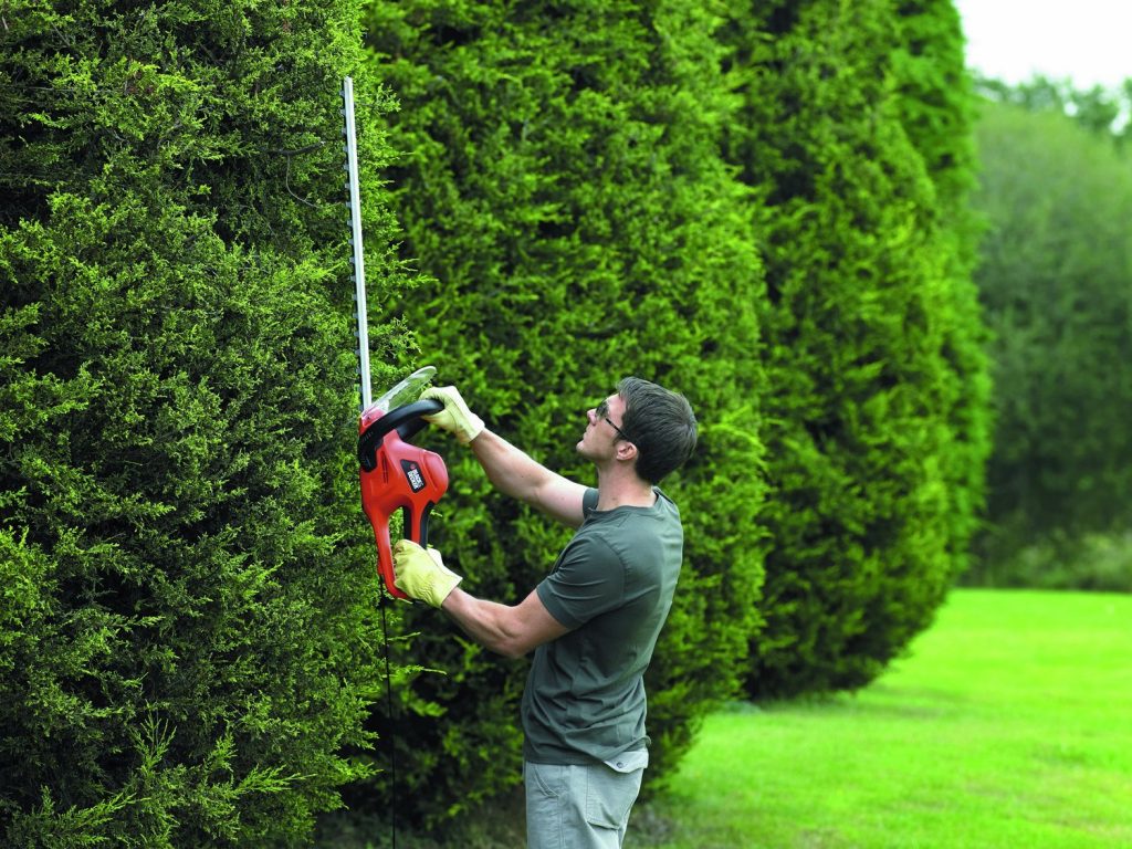 9 Best Electric Hedge Trimmers – Work Is Done Even Faster