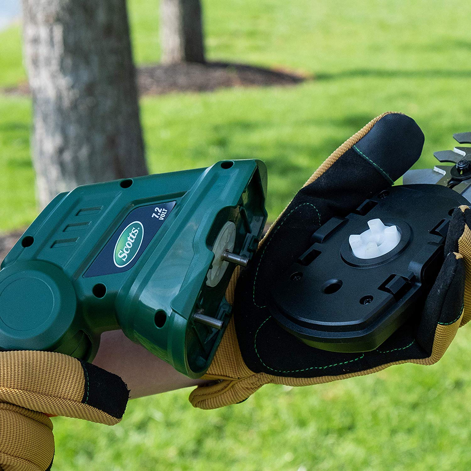 5 Best Small Hedge Trimmers Reviewed (Jul. 2021)