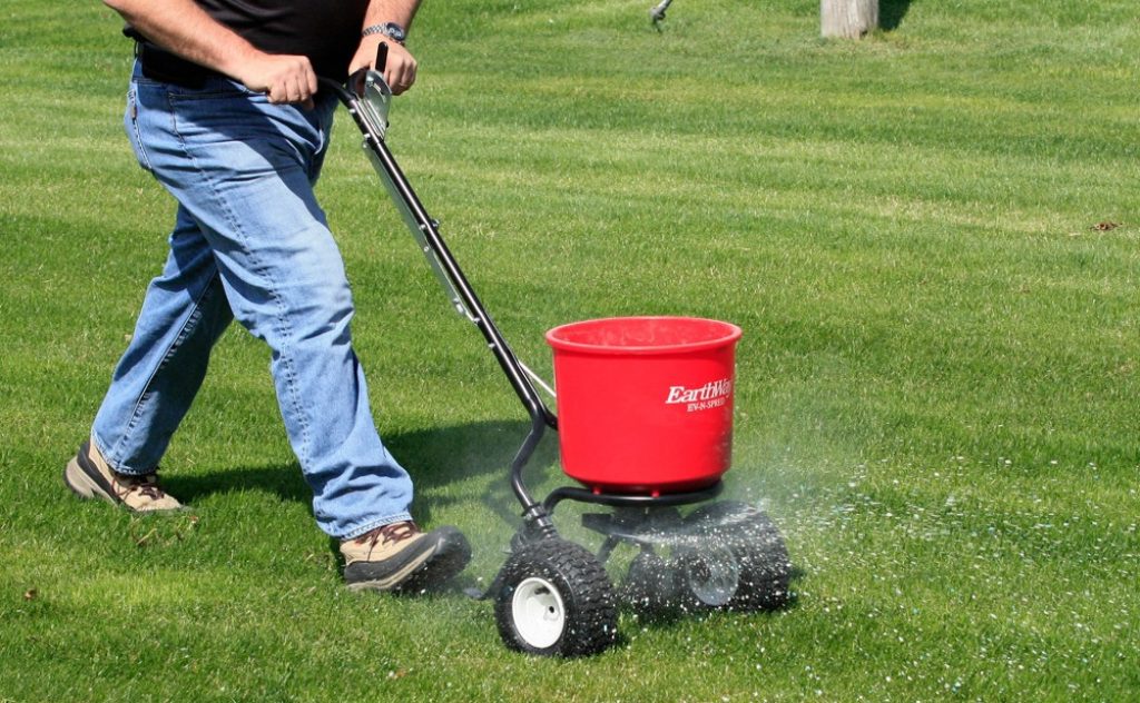 8 Best Commercial Fertilizer Spreaders - Reviews and Buying Guide (Spring 2022)