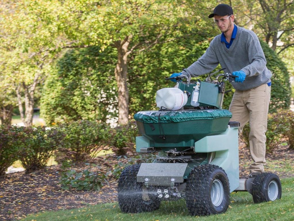 9 Best Commercial Fertilizer Spreaders - Reviews and Buying Guide