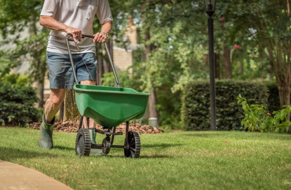 7 Best Fertilizer Spreaders of Every Type and Size