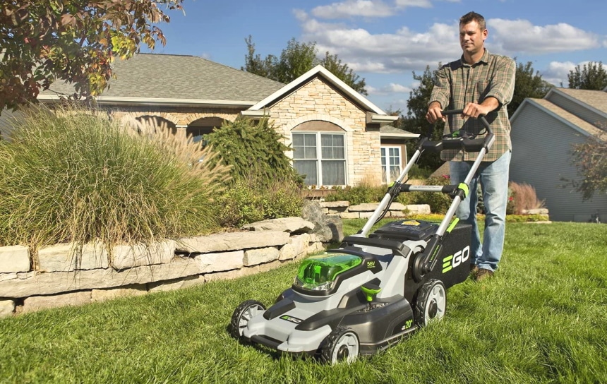 10 Best Lawn Mowers for Small Yards – Excellent Tools for Quick Tasks! (Summer 2022)