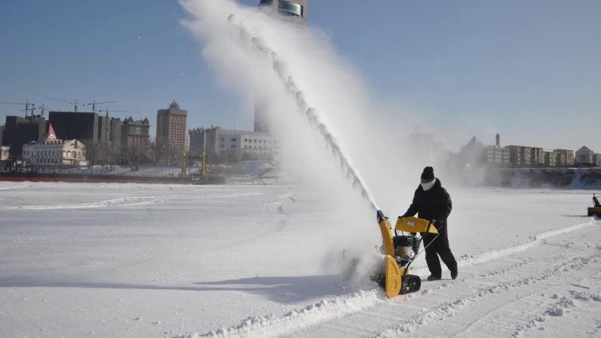 How to Use a Snowblower in Wet Snow