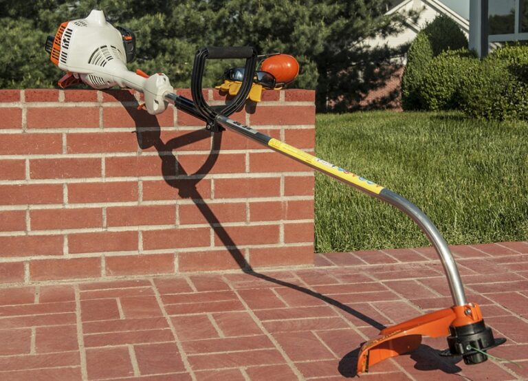 Curved vs Straight Trimmer Here's the Difference [Upd. 2024]