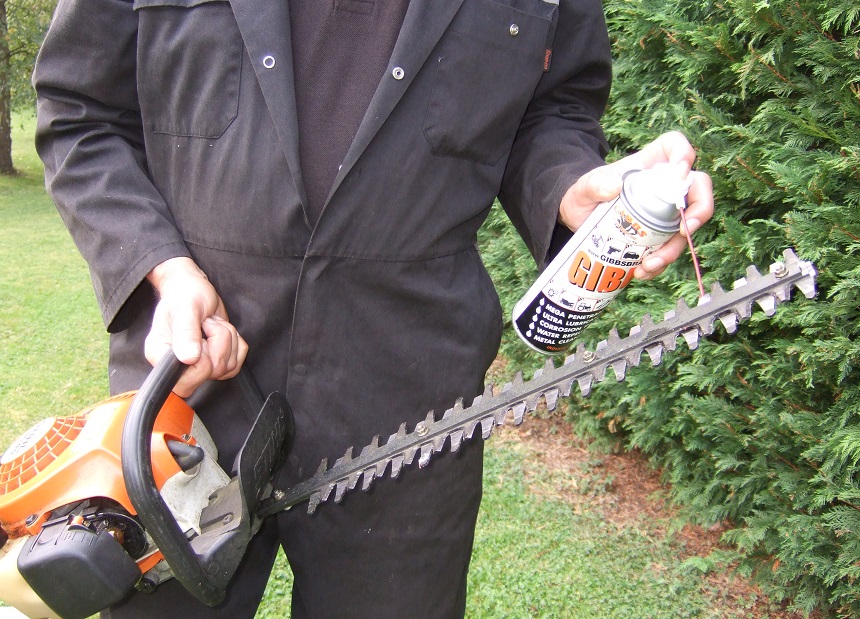 How to Clean Hedge Trimmer Blades in Two Ways and Six Steps