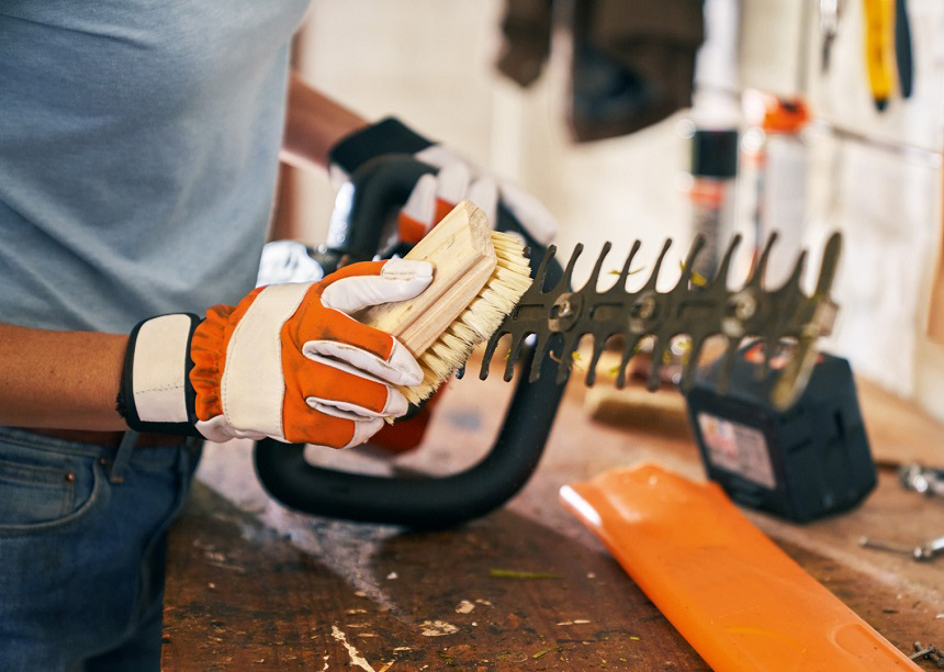 How to Clean Hedge Trimmer Blades in Two Ways and Six Steps