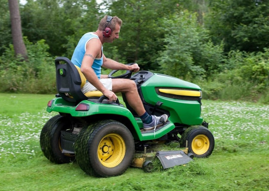 How Much Does a Riding Lawn Mower Weigh?