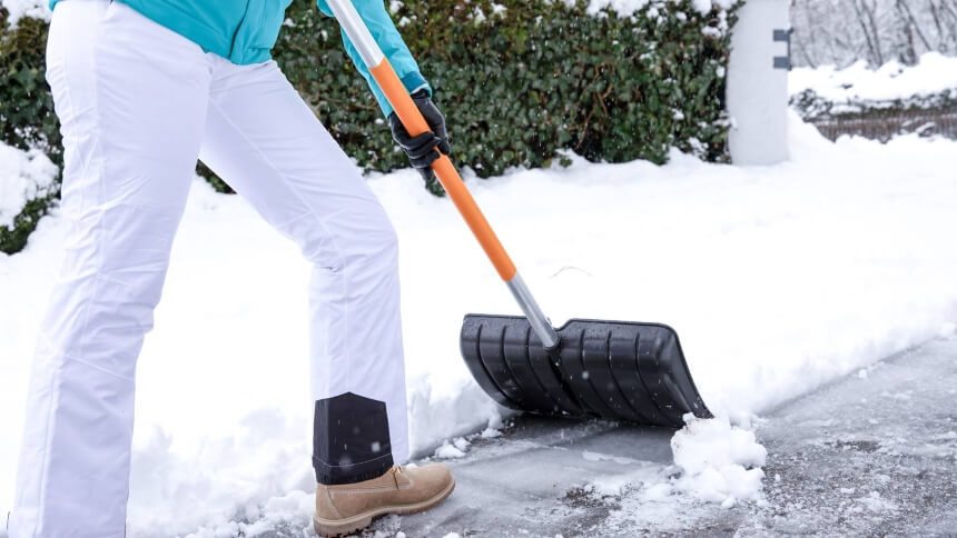Snow Blower vs Shovel: What to Choose?