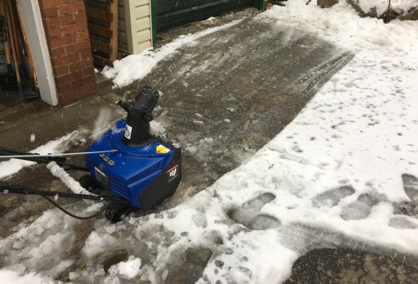 Snow Joe SJ623E Review: Keeping Your Yard Clean in Winter (2023)