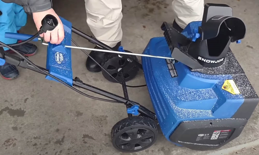 Snow Joe SJ623E Review: Keeping Your Yard Clean in Winter (Spring 2022)