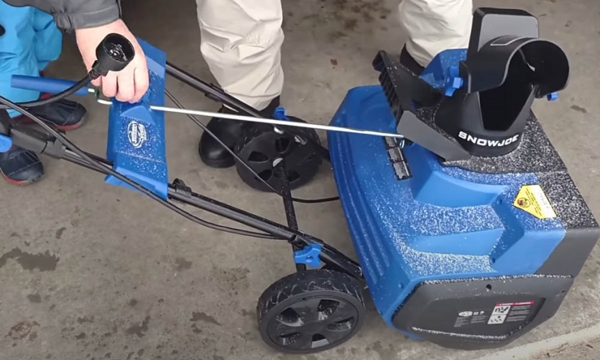 Snow Joe SJ623E Review: Keeping Your Yard Clean in Winter